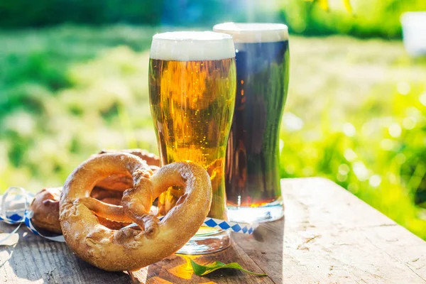 Cerveja e pretzels, Oktoberfest festa — Fotografia de Stock
