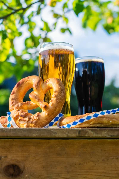 Öl och pretzels, Oktoberfest fest — Stockfoto