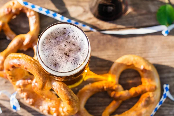 Cerveja e pretzels, Oktoberfest festa — Fotografia de Stock