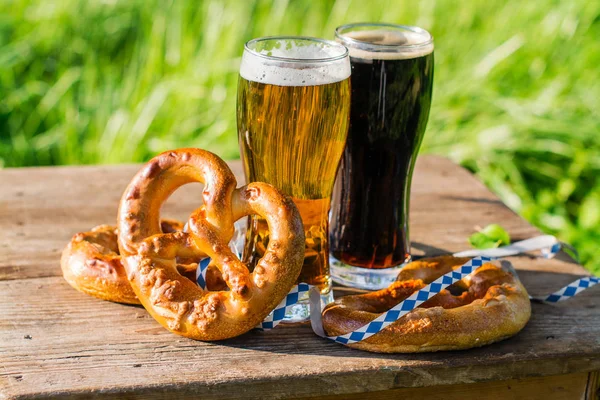 Öl och pretzels, Oktoberfest fest — Stockfoto