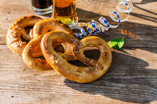 Cerveza y pretzels, fiesta Oktoberfest — Foto de Stock