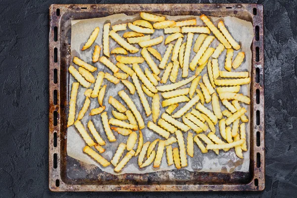 Patates kızartması sac pişirme üzerinde — Stok fotoğraf