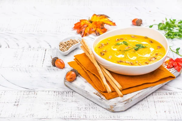 Sopa de calabaza sobre fondo de otoño —  Fotos de Stock