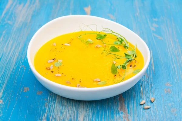 Sopa de calabaza sobre mesa de madera azul —  Fotos de Stock