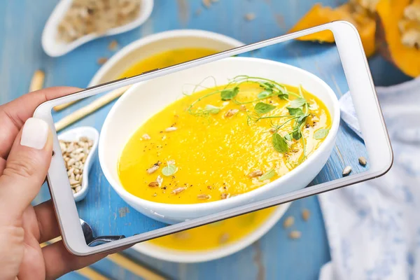 Handyaufnahme von Kürbissuppe — Stockfoto