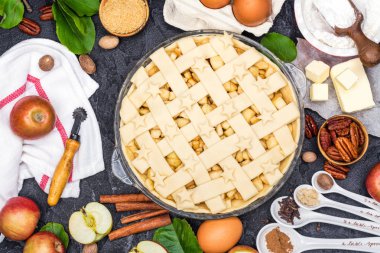 Elmalı turta malzemeler ile