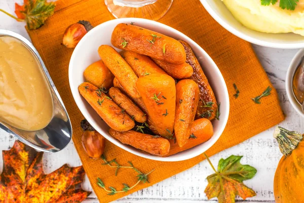Cenouras assadas com tomilho — Fotografia de Stock