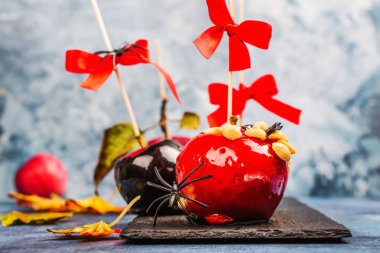 Karamelize şeker elma