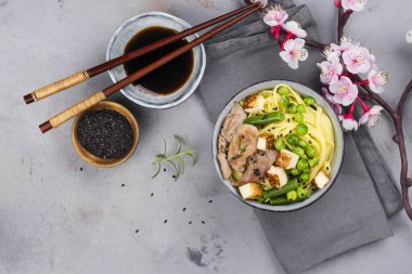 Asya noodle ile sığır eti, sebze