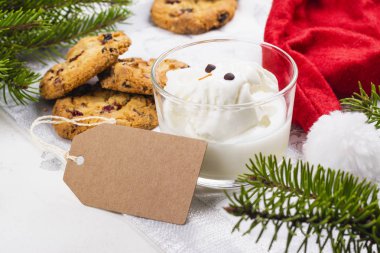 Eriyen kardan adam dondurma ve çikolata ile kokteyl şenlikli Noel arka plan üzerinde çerezleri fişleri