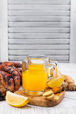 Tatil öncesi detoks zerdeçal, zencefil ve limon cam bardağı iç. İçecek zengin vitamin için sonbahar ve kış biber gün. Kopya alanı