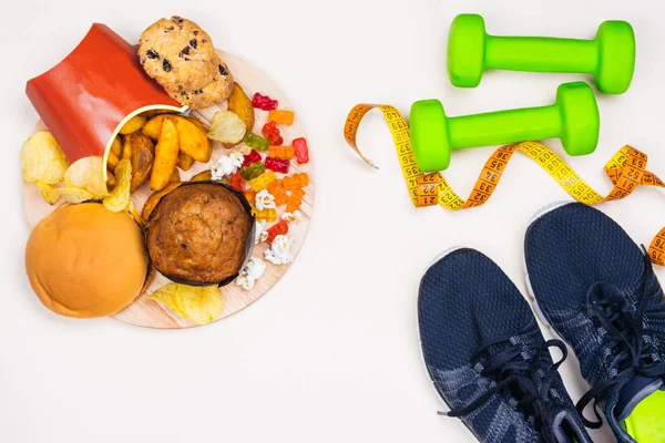 Comida chatarra y accesorios deportivos —  Fotos de Stock