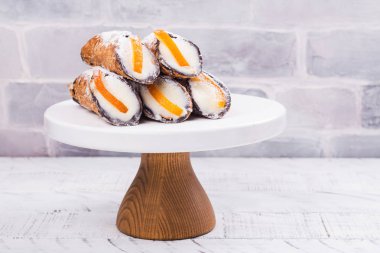 Geleneksel İtalyan tatlı cannoli