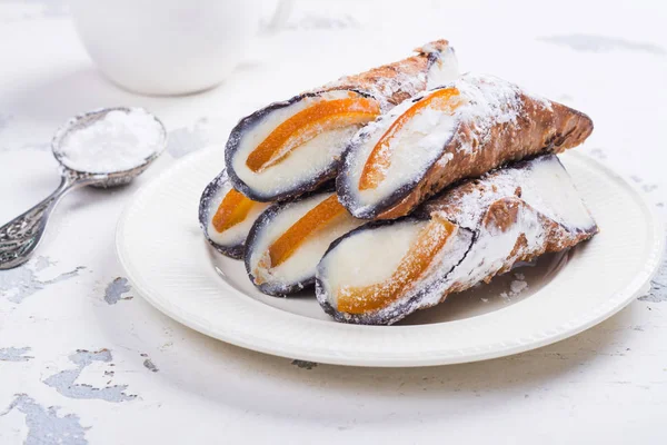 Cannoli de sobremesa tradicional italiana — Fotografia de Stock