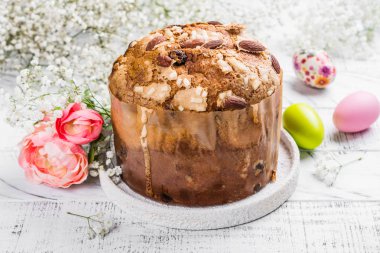 Paskalya kek ve renkli yumurta