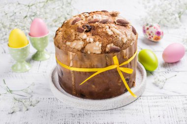 Paskalya kek ve renkli yumurta