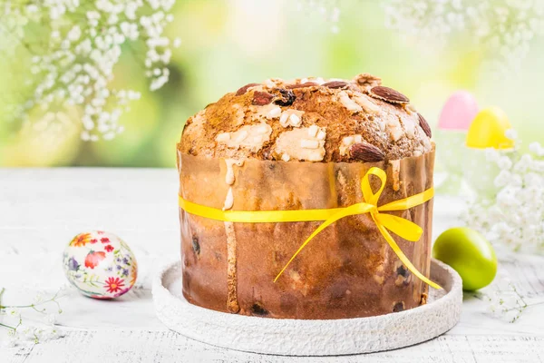 Paskalya kek ve renkli yumurta