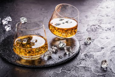 İki bardak konyak buz küpleri ile