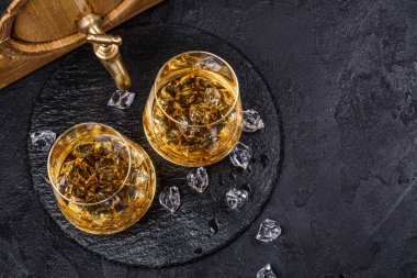 İki bardak konyak buz küpleri ile
