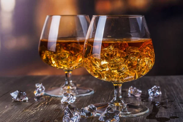 Two glasses of Cognac with ice cubes — Stock Photo, Image