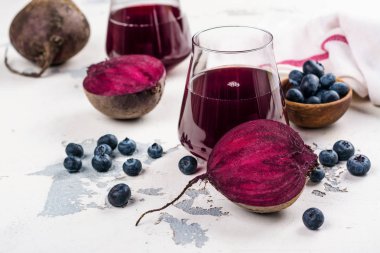 Taze pancar ve yaban mersini suyu