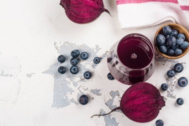 Taze pancar ve yaban mersini suyu