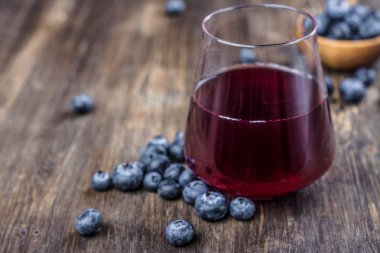 Taze yabanmersini suyu çilek ile