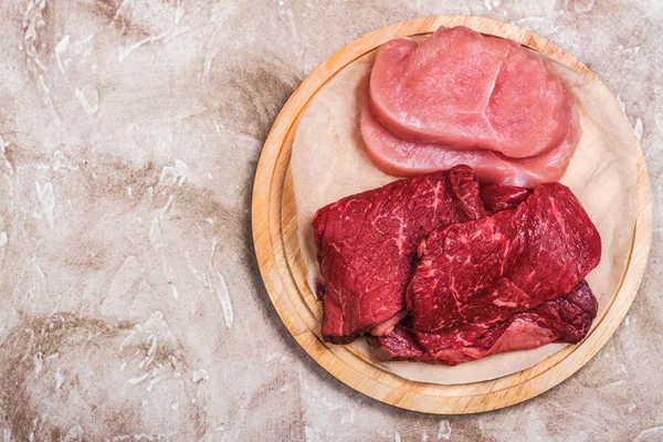 Peito de peru cru e carne de bovino — Fotografia de Stock