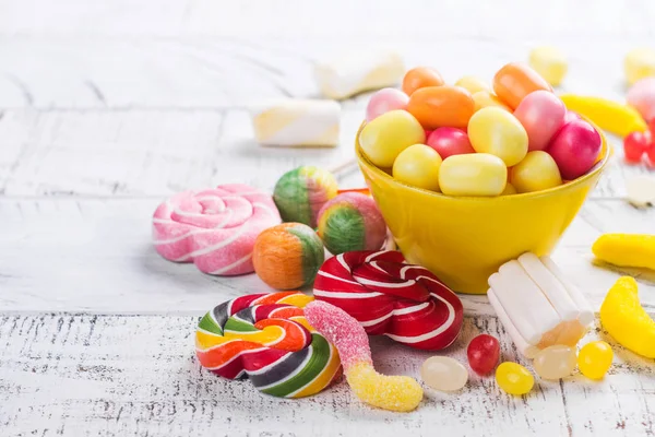 Caramelos, piruletas, gusanos gelatinosos — Foto de Stock