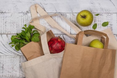 Alışveriş için doğal yeniden keten kumaş ve craft kağıt çanta. Çevre dostu yaşam tarzı arka plan. Kirliliği kavramı yok. Kopya alanı