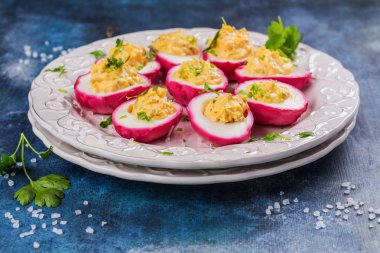 Baharatlı ve acılı yumurta pancar boyalı