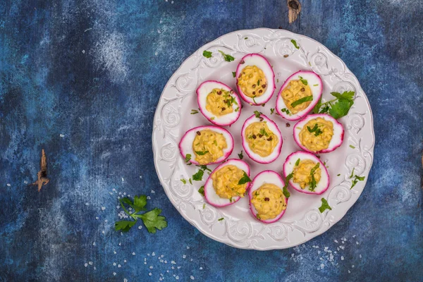 Beet-Dyed Deviled Eggs — Stock Photo, Image