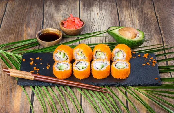 Sushi-Rollenset aus Kalifornien — Stockfoto