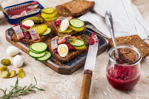 Traditionelles Holländisches Sandwich Smorrebrod Mit Hering Rübenwurzelaufstrich Und Eingelegten Gurken — Stockfoto