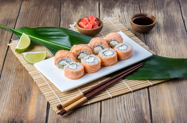 Gebackene Sushi-Brötchen mit Lachs — Stockfoto