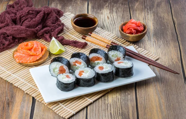 Hausgemachte Sushi-Rollen mit Lachs — Stockfoto