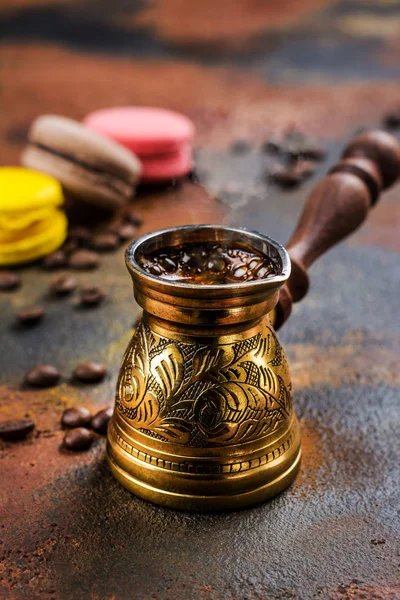 Panela Café Velha Jezve Latão Com Café Quente Fundo Escuro — Fotografia de Stock