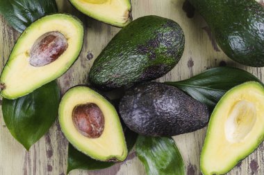 Taze olgunlaşmış avokado meyve