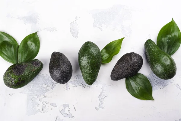 Свежие спелые плоды авокадо — стоковое фото