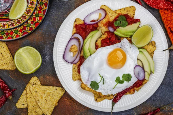 Desayuno mexicano - plato chilaquiles —  Fotos de Stock