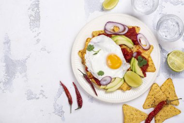 Meksika kahvaltı - chilaquiles çanak