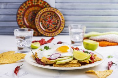 Meksika kahvaltı - chilaquiles çanak