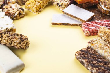 Ev yapımı granola tahıl barlar