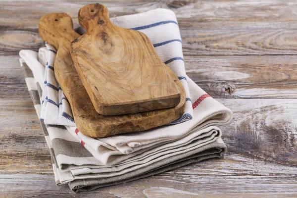 Toallas de cocina y tablas de madera — Foto de Stock