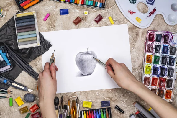 Dibujo a lápiz de una manzana —  Fotos de Stock