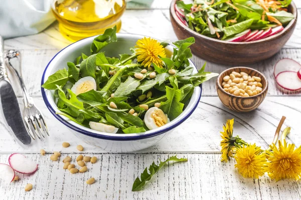 Salada de dente-de-leão fresca — Fotografia de Stock