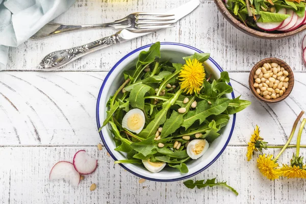 Ensalada de diente de león fresco — Foto de Stock