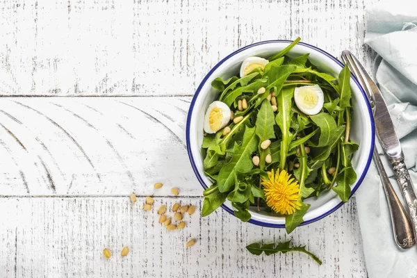 Fresh dandelion salad — Stock Photo, Image