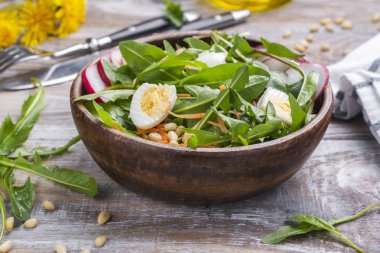 taze karahindiba salatası