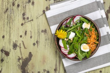 taze karahindiba salatası